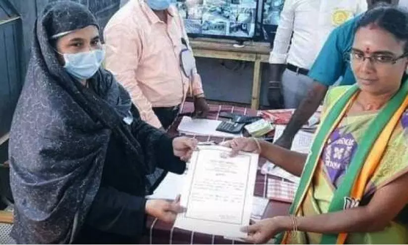 ഹിജാബ് ധരിച്ച തെരഞ്ഞെടുപ്പ് ഉദ്യോഗസ്ഥയിൽനിന്ന്​ വിജയ സർട്ടിഫിക്കറ്റ് സ്വീകരിച്ച്​ ബി.ജെ.പി സ്ഥാനാർഥി; ചിത്രം വൈറൽ