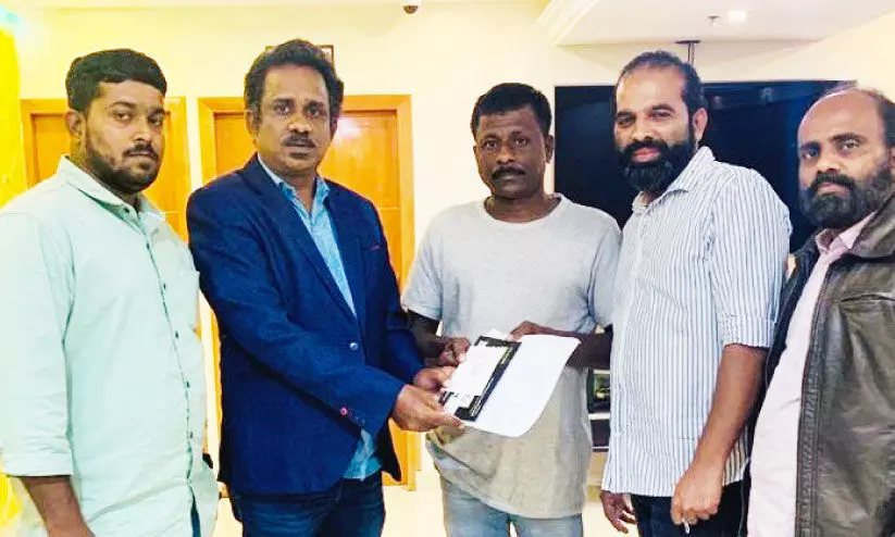 ഹൗസ് ഡ്രൈവറായെത്തി ദുരിതത്തിലായ കൊല്ലം സ്വദേശി നാടണഞ്ഞു ഹൗസ് ഡ്രൈവറായെത്തി ദുരിതത്തിലായ കൊല്ലം സ്വദേശി നാടണഞ്ഞു