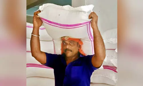 നിലനിൽപിനായി അധ്യാപക വേഷം അഴിച്ചു; ഇനി ചുമട്ടുകാരൻ