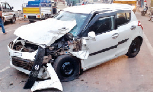 നിർത്തിയിട്ട വാഹനത്തിൽ കാറിടിച്ച് രണ്ടുപേർക്ക് പരിക്ക്