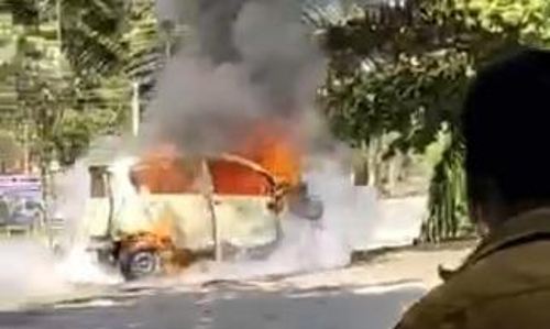 നിർത്തിയിട്ട കാർ കത്തി നശിച്ചു