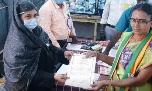 ഹിജാബ് ധരിച്ച തെരഞ്ഞെടുപ്പ് ഉദ്യോഗസ്ഥയിൽനിന്ന്​ വിജയ സർട്ടിഫിക്കറ്റ് സ്വീകരിച്ച്​ ബി.ജെ.പി സ്ഥാനാർഥി; ചിത്രം വൈറൽ