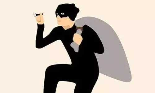 ക്ഷേത്രത്തിലെ കാണിക്കവഞ്ചി കുത്തിത്തുറന്ന്‌ മോഷണം