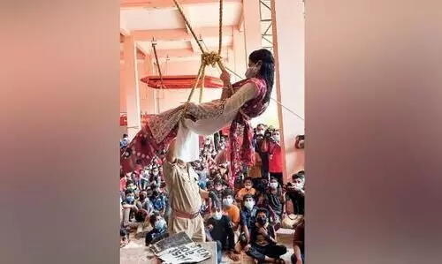 അമ്പിളി ടീച്ചറെ വടംകെട്ടി രക്ഷിച്ച്​ അഗ്നിരക്ഷ സേന