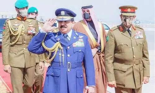 ഹ​മ​ദ്​ രാ​ജാ​വ്​ റോ​യ​ൽ ബ​ഹ്​​റൈ​ൻ എ​യ​ർ​ഫോ​ഴ്​​സ്​ സ​ന്ദ​ർ​​ശി​ച്ചു