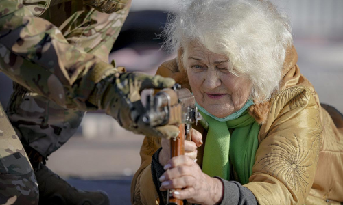 ഞങ്ങൾക്ക് പുടിനെ ഭയമില്ല, റഷ്യയെ നേരിടാനൊരുങ്ങി യുക്രെയ്നിൽ ഒരു മുത്തശ്ശി