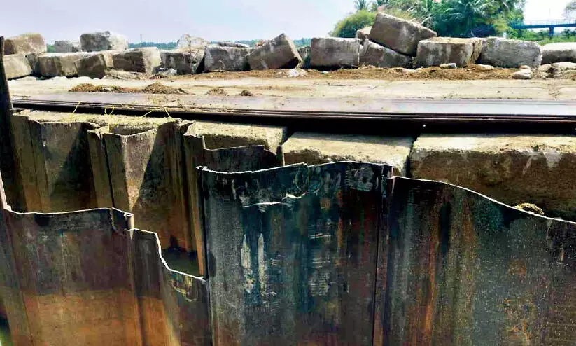 ചമ്രവട്ടം പദ്ധതിയിൽ ചോർച്ചയടക്കാൻ അടിച്ചിറക്കിയ ഷീറ്റുകൾക്ക് പൊട്ടൽ ചമ്രവട്ടം പദ്ധതിയിൽ ചോർച്ചയടക്കാൻ അടിച്ചിറക്കിയ ഷീറ്റുകൾക്ക് പൊട്ടൽ