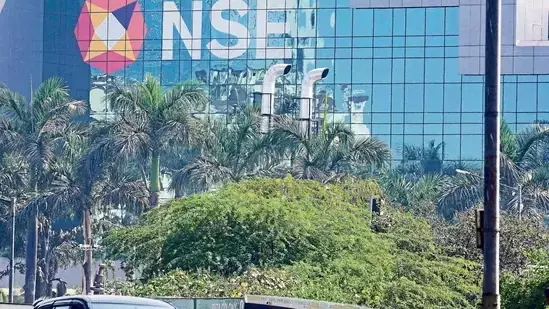 വീണ്ടും വിൽപനക്കാരായി വിദേശനിക്ഷേപകർ; ഓഹരി വിപണിയിൽ തകർച്ച