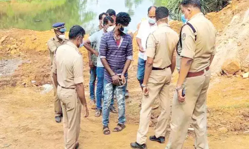 സുഹൃത്തിനെ കൊന്ന് കുഴിച്ചുമൂടിയ കേസ്: കൊലക്ക് ഉപയോഗിച്ച കത്തിയും കുഴിച്ചുമൂടാൻ ഉപയോഗിച്ച ഉപകരണങ്ങളും കണ്ടെടുത്തു