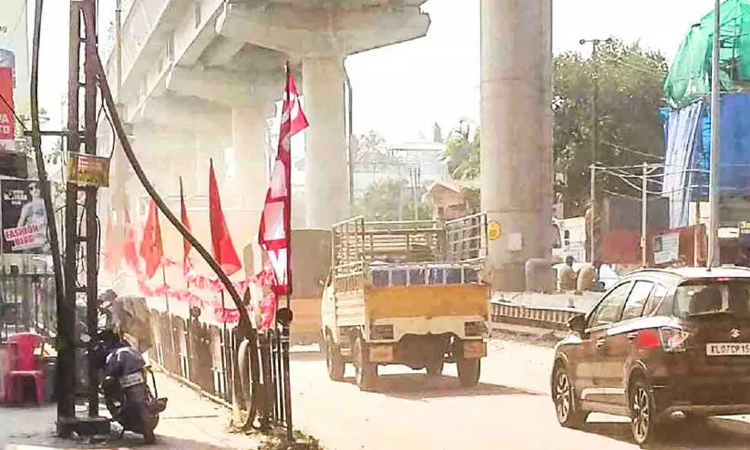 എസ്.എന് ജങ്ഷനിൽ പൊടി പൂരം; വ്യാപാരികള് ദുരിതത്തിൽ എസ്.എന് ജങ്ഷനിൽ പൊടി പൂരം; വ്യാപാരികള് ദുരിതത്തിൽ