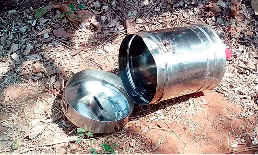 കാണിക്കവഞ്ചി തകർത്ത് പണം കവർന്നു കാണിക്കവഞ്ചി തകർത്ത് പണം കവർന്നു