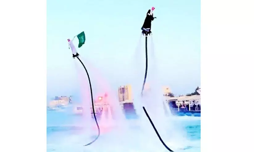 സൗദി സ്ഥാപക ദിനം: ചെങ്കടലാഴത്തിൽ നൃത്തം ചെയ്ത് ആഘോഷം സൗദി സ്ഥാപക ദിനം: ചെങ്കടലാഴത്തിൽ നൃത്തം ചെയ്ത് ആഘോഷം