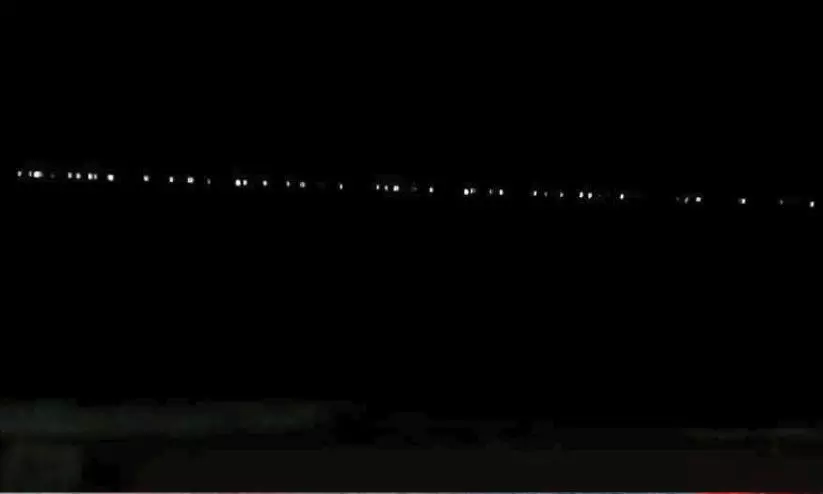 കടൽ നിറയെ വിളക്കുകൾ; ഇരവിപുരം മേഖലയിൽ പ്രകാശം ഉപയോഗിച്ച് രാത്രി മത്സ്യബന്ധനം കടൽ നിറയെ വിളക്കുകൾ; ഇരവിപുരം മേഖലയിൽ പ്രകാശം ഉപയോഗിച്ച് രാത്രി മത്സ്യബന്ധനം