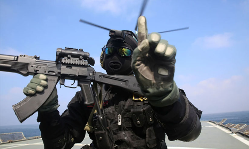 അ​ഴു​കി​യ മാം​സ ക​ഷ്​​ണ​ങ്ങളിലൂടെ ഓ​ട്ടം, അടച്ചിട്ട മു​റി​യി​ൽ പേ​പ്പ​ട്ടി​ക്കൊ​പ്പം പോരാട്ടം -ഇത് സ്‍പെറ്റ്സ്നാസ്: പുടിന്റെ ചാവേർ കരുത്ത്