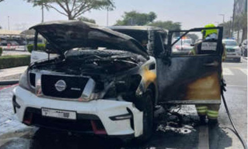 ദു​ബൈ​യി​ൽ കാ​റി​ന്​ തീ​പി​ടി​ച്ചു