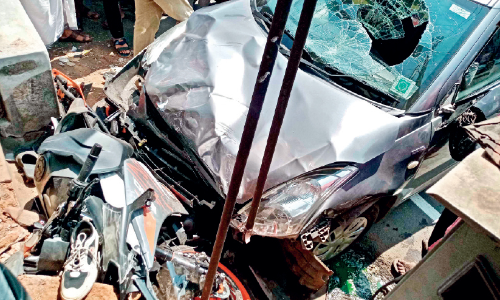 കാറിടിച്ച് ബൈക്ക് യാത്രികനും വിദ്യാർഥികൾക്കും പരിക്ക്