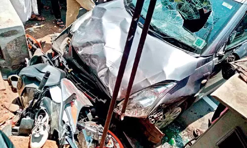 കാറിടിച്ച് ബൈക്ക് യാത്രികനും വിദ്യാർഥികൾക്കും പരിക്ക് കാറിടിച്ച് ബൈക്ക് യാത്രികനും വിദ്യാർഥികൾക്കും പരിക്ക്