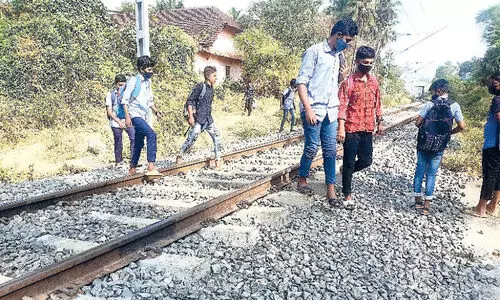 ജീ​വ​ൻ പ​ണ​യം​വെ​ച്ച്​ റെ​യി​ൽ​വേ ട്രാ​ക്കി​ലൂ​ടെ വി​ദ്യാ​ർ​ഥി​ക​ളു​ടെ യാ​ത്ര