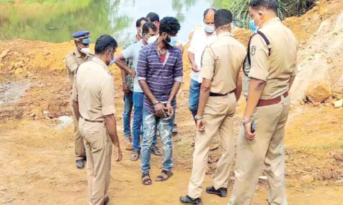 സുഹൃത്തിനെ കൊന്ന് കുഴിച്ചുമൂടിയ കേസ്: കൊലക്ക് ഉപയോഗിച്ച കത്തിയും കുഴിച്ചുമൂടാൻ ഉപയോഗിച്ച ഉപകരണങ്ങളും കണ്ടെടുത്തു സുഹൃത്തിനെ കൊന്ന് കുഴിച്ചുമൂടിയ കേസ്: കൊലക്ക് ഉപയോഗിച്ച കത്തിയും കുഴിച്ചുമൂടാൻ ഉപയോഗിച്ച ഉപകരണങ്ങളും കണ്ടെടുത്തു