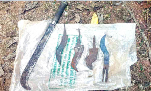 ത​ല​ശ്ശേ​രിയിൽ നാല് എസ് കത്തികളും ക​ത്തി​വാ​ളും കണ്ടെടുത്തു