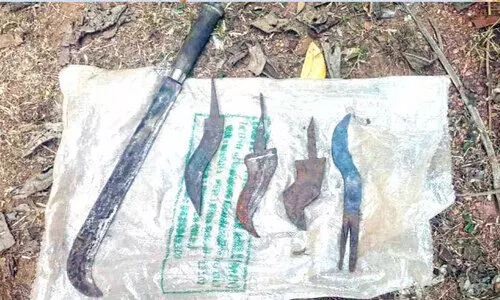 ത​ല​ശ്ശേ​രിയിൽ നാല് എസ് കത്തികളും ക​ത്തി​വാ​ളും കണ്ടെടുത്തു