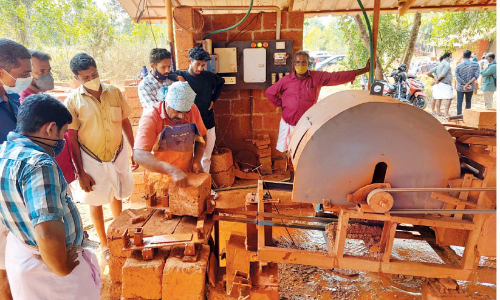 തറ മുതൽ സീലിങ് വരെ; പണംവാരാൻ ചെങ്കല്ല് തറ മുതൽ സീലിങ് വരെ; പണംവാരാൻ ചെങ്കല്ല്