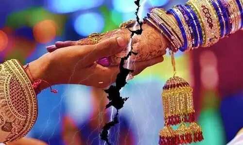 മണ്ഡപത്തിൽ വെച്ച് വരന്റെ വിഗ്ഗ് കണ്ട് ബോധംകെട്ട് വധു; നാണംകെട്ട് വരൻ