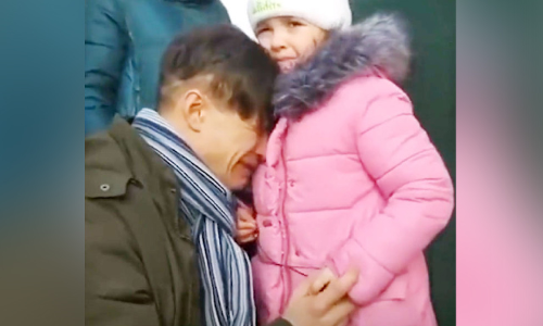 നോവായി ഒരു പിതാവിന്റെ കണ്ണീർ; മകളെ യാത്രയാക്കി യുദ്ധഭൂമിയിലേക്ക്