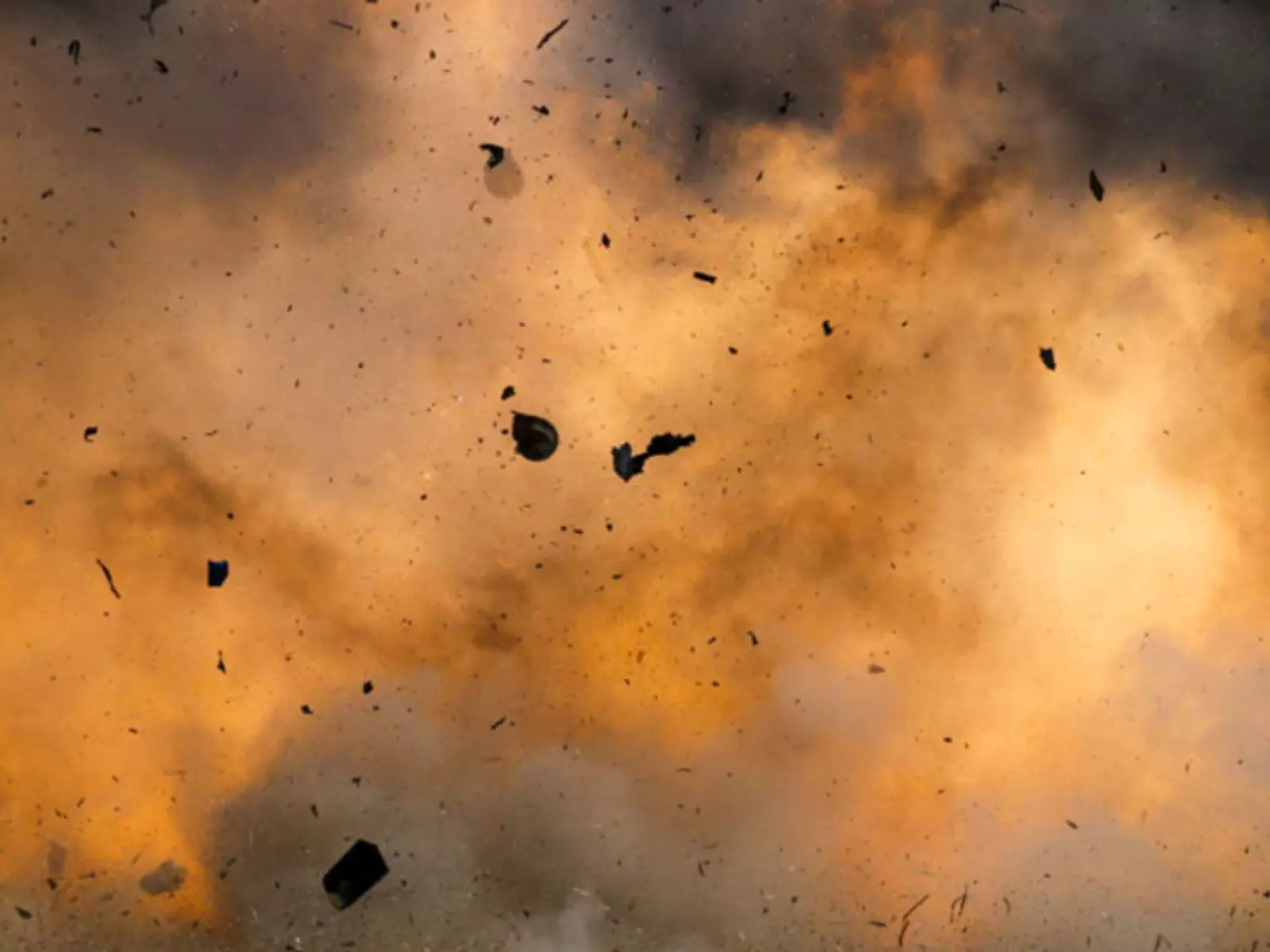 വസ്ത്രത്തിൽ സ്ഫോടകവസ്തു ഘടിപ്പിച്ച് ഭാര്യയെ പുണർന്നു; ദമ്പതികൾ തൽക്ഷണം കൊല്ലപ്പെട്ടു വസ്ത്രത്തിൽ സ്ഫോടകവസ്തു ഘടിപ്പിച്ച് ഭാര്യയെ പുണർന്നു; ദമ്പതികൾ തൽക്ഷണം കൊല്ലപ്പെട്ടു