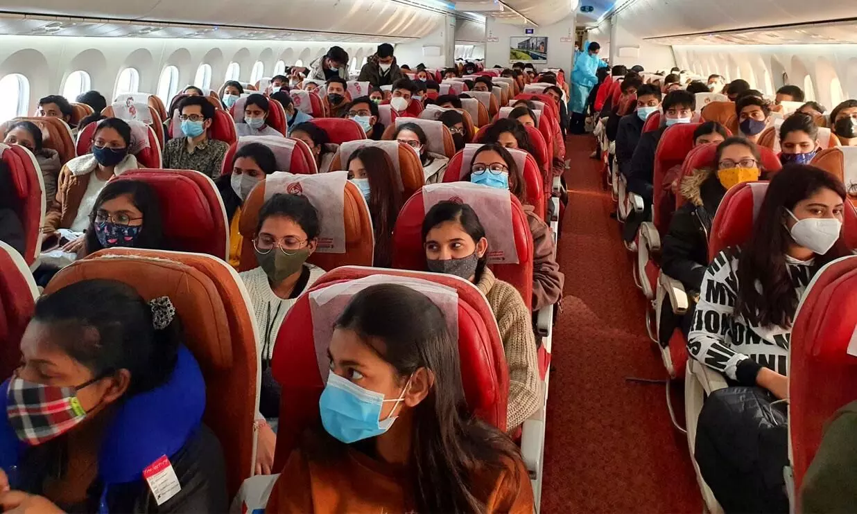 219 ഇന്ത്യക്കാരുമായി യുക്രെയ്നിൽ നിന്നുള്ള ആദ്യ വിമാനം മുംബൈയിലെത്തി; 27 മലയാളികൾ