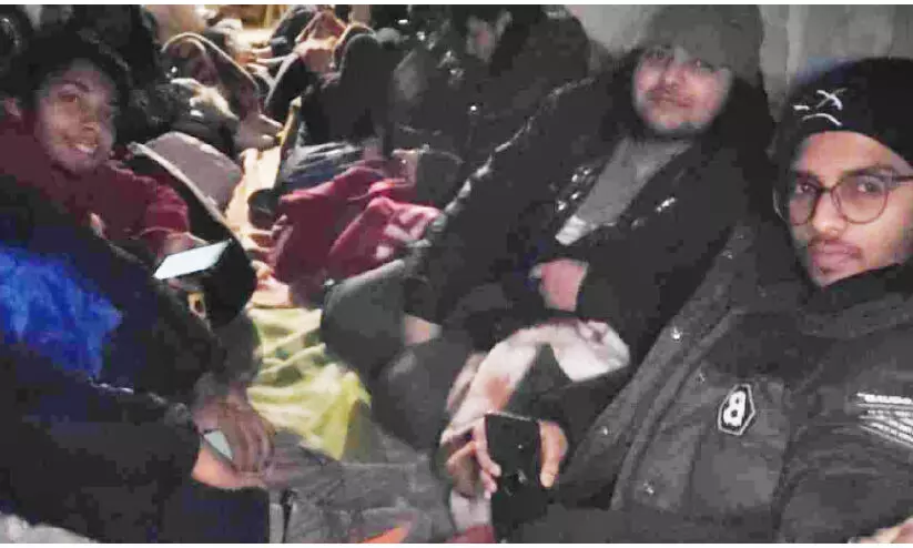 രാവും പകലും ബങ്കറുകളിൽ തള്ളിനീക്കി മലയാളി വിദ്യാർഥികൾ രാവും പകലും ബങ്കറുകളിൽ തള്ളിനീക്കി മലയാളി വിദ്യാർഥികൾ