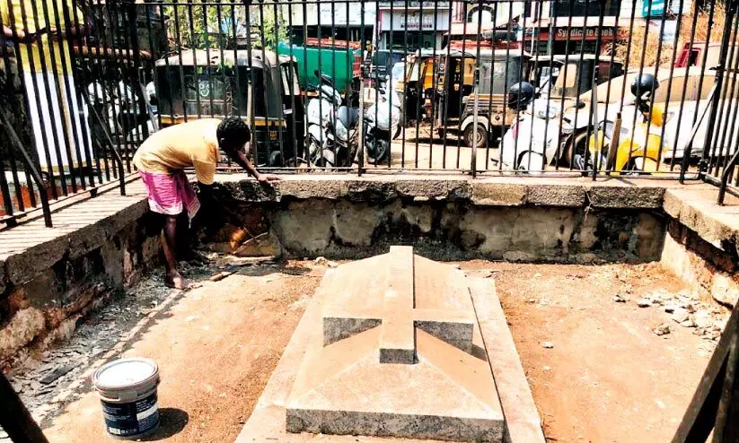 ചെമ്മാട് ഹജൂര്‍ കച്ചേരിയിലെ ബ്രിട്ടീഷ് ശവക്കല്ലറ നവീകരണം തുടങ്ങി