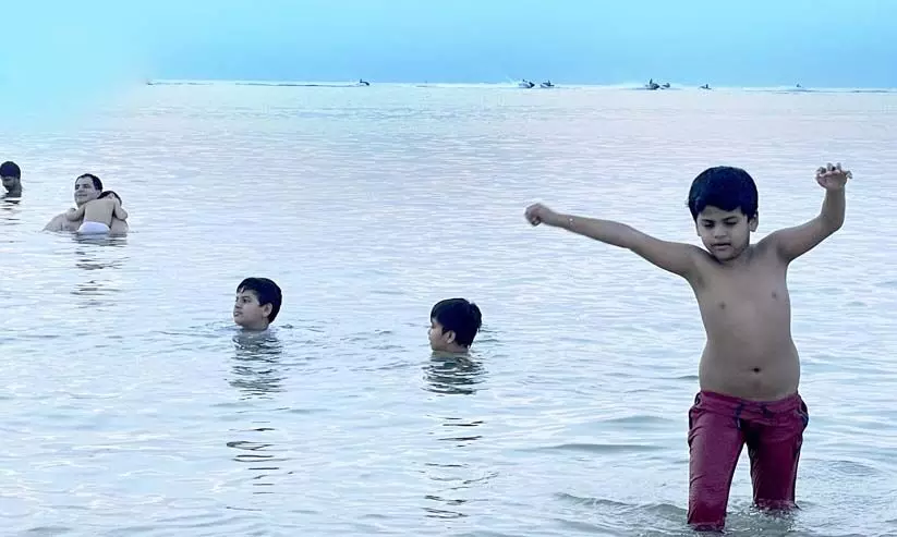 അലകളുടെ നീല പരവതാനികള് അലകളുടെ നീല പരവതാനികള്