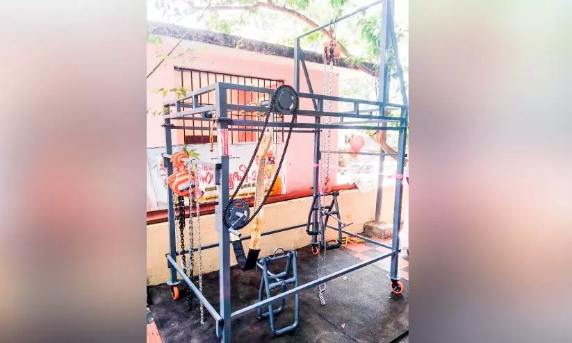 വീണുപോയ പശുക്കളെ എഴുന്നേൽപിച്ച് നിര്ത്താനുള്ള യന്ത്രം അറക്കുളത്ത് വീണുപോയ പശുക്കളെ എഴുന്നേൽപിച്ച് നിര്ത്താനുള്ള യന്ത്രം അറക്കുളത്ത്