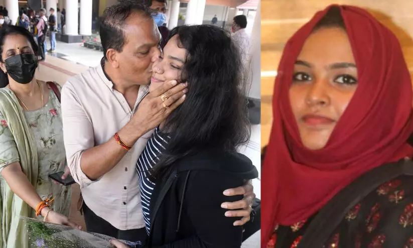 ഭക്ഷണത്തിന് ക്ഷാമം; 150ഓളം വിദ്യാർഥിനികൾ ഇടുങ്ങിയ മുറിയിൽ, ദുരിതനാളുകൾ വിവരിച്ച് വിദ്യാർഥികൾ ഭക്ഷണത്തിന് ക്ഷാമം; 150ഓളം വിദ്യാർഥിനികൾ ഇടുങ്ങിയ മുറിയിൽ, ദുരിതനാളുകൾ വിവരിച്ച് വിദ്യാർഥികൾ