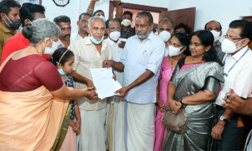 വിള ഇന്‍ഷുറന്‍സ് സര്‍ട്ടിഫിക്കറ്റുമായി മന്ത്രി വീട്ടിൽ;  മനം നിറഞ്ഞ് തങ്കച്ചനും കുടുംബവും