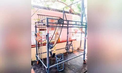 വീണുപോയ പശുക്കളെ എഴുന്നേൽപിച്ച്​ നിര്‍ത്താനുള്ള യന്ത്രം അറക്കുളത്ത്