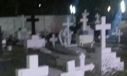 സെമിത്തേരി പൂട്ടി; പുറത്ത് പ്രാർഥന നടത്തി വിശ്വാസികള്‍