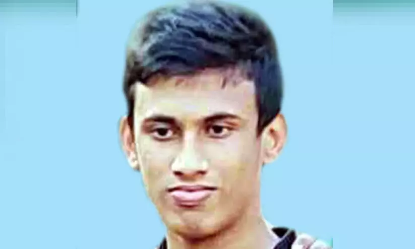 ഫുട്ബാൾ കളിക്കിടെ വിദ്യാർഥി കുഴഞ്ഞുവീണ് മരിച്ചു ഫുട്ബാൾ കളിക്കിടെ വിദ്യാർഥി കുഴഞ്ഞുവീണ് മരിച്ചു