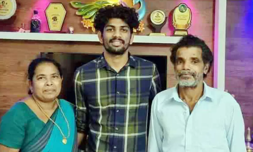 യുദ്ധഭൂമിയിൽനിന്ന് നാട്ടിലെത്തിയ ആഹ്ലാദത്തിലും കൂട്ടുകാരെയോർത്ത് അമൽരാജ്