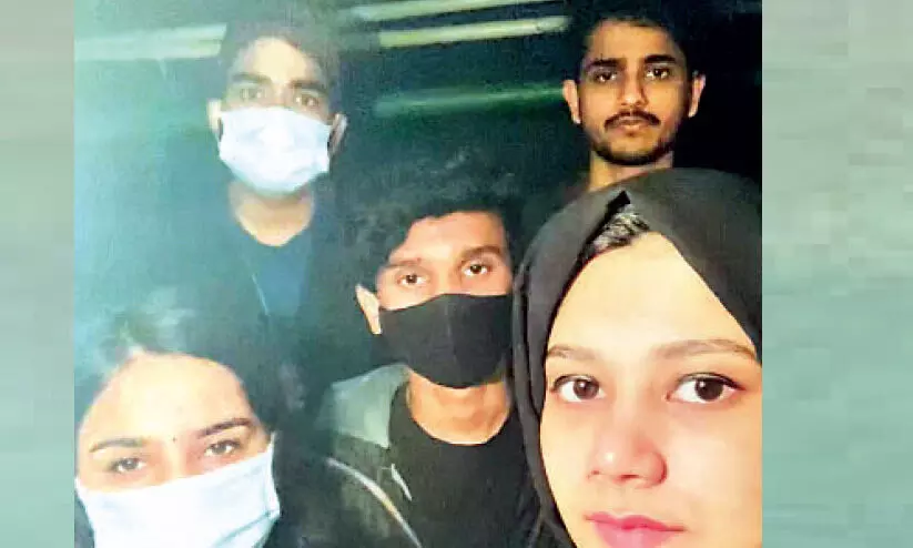 ഭക്ഷണവും വെള്ളവും തീരും; ആശങ്കയിൽ ബങ്കറുകളിലെ വിദ്യാര്ഥികള് ഭക്ഷണവും വെള്ളവും തീരും; ആശങ്കയിൽ ബങ്കറുകളിലെ വിദ്യാര്ഥികള്