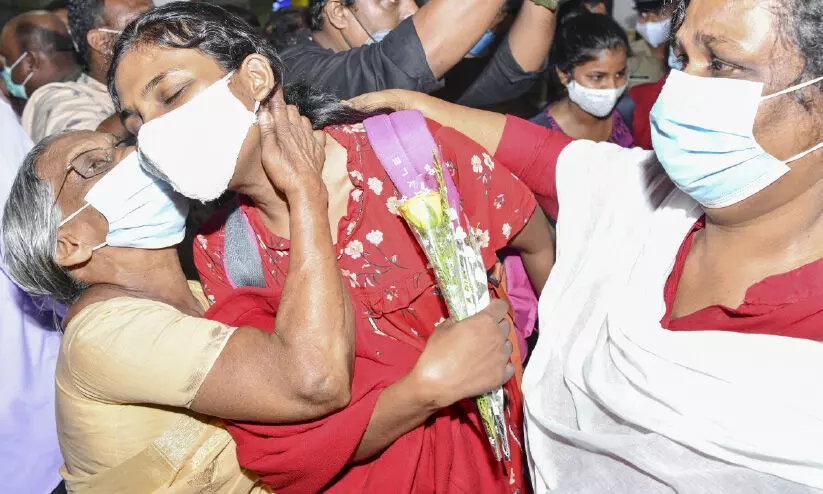 നടുക്കുന്ന ഓര്മ്മകളുമായി വിദ്യാർത്ഥികൾ മടങ്ങിയെത്തി നടുക്കുന്ന ഓര്മ്മകളുമായി വിദ്യാർത്ഥികൾ മടങ്ങിയെത്തി