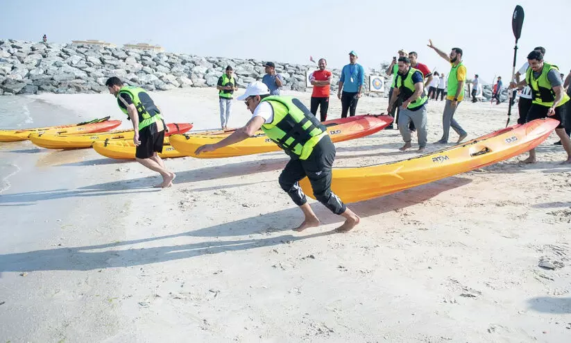 വഞ്ചിതുഴഞ്ഞും നുഴഞ്ഞുകയറിയും ഷാർജ പൊലീസ് വഞ്ചിതുഴഞ്ഞും നുഴഞ്ഞുകയറിയും ഷാർജ പൊലീസ്