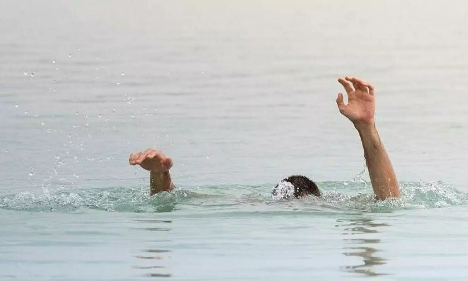 സെല്‍ഫി എടുക്കുന്നതിനിടെ നവദമ്പതികളും സുഹൃത്തും പുഴയിൽ വീണ് മരിച്ചു