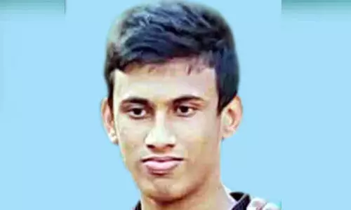 ഫു​ട്ബാ​ൾ ക​ളി​ക്കി​ടെ വി​ദ്യാ​ർ​ഥി കു​ഴ​ഞ്ഞു​വീ​ണ് മ​രി​ച്ചു