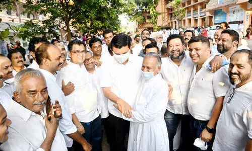 കളിക്കിടെ ചെവി കടിച്ചെടുത്ത കഥ ഓർത്തെടുത്ത്, യൂനിഫോം അണിഞ്ഞ് കുട്ടിയായി മന്ത്രി കളിക്കിടെ ചെവി കടിച്ചെടുത്ത കഥ ഓർത്തെടുത്ത്, യൂനിഫോം അണിഞ്ഞ് കുട്ടിയായി മന്ത്രി