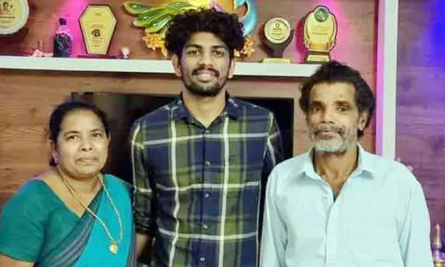 യുദ്ധഭൂമിയിൽനിന്ന് നാട്ടിലെത്തിയ ആഹ്ലാദത്തിലും കൂട്ടുകാരെയോർത്ത് അമൽരാജ്