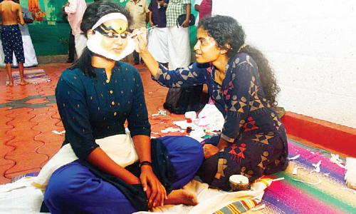 ക​ഥ​ക​ളി​യി​ൽ വി​സ്മ​യം തീ​ർ​ത്ത് 21കാ​രി; ചു​ട്ടി കു​ത്തി​യ​തും സ​മ​പ്രാ​യ​ക്കാ​രി