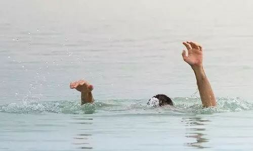 സെല്‍ഫി എടുക്കുന്നതിനിടെ നവദമ്പതികളും സുഹൃത്തും പുഴയിൽ വീണ് മരിച്ചു