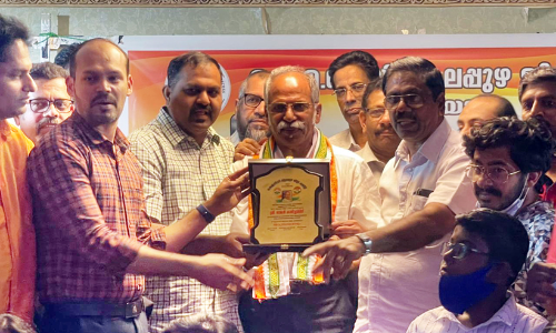 രാ​ജ​ൻ കാ​രി​ച്ചാ​ലി​ന് ഒ.​ഐ.​സി.​സി ആ​ല​പ്പു​ഴ ജി​ല്ല ക​മ്മി​റ്റി യാ​ത്ര​യ​യ​പ്പ് ന​ൽ​കി